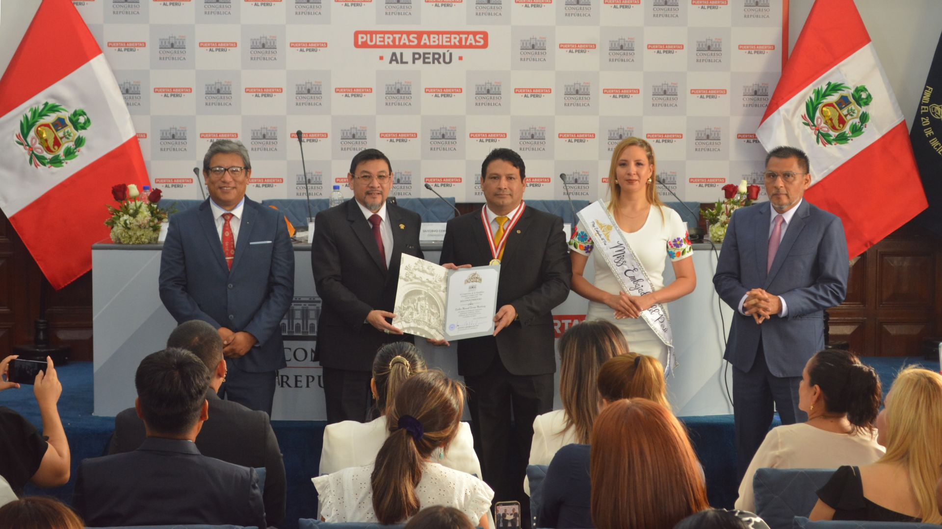 Reconocimiento en el Congreso de la República al Ceo. Carlos Manuel Torres Martínez por su destacada trayectoria.