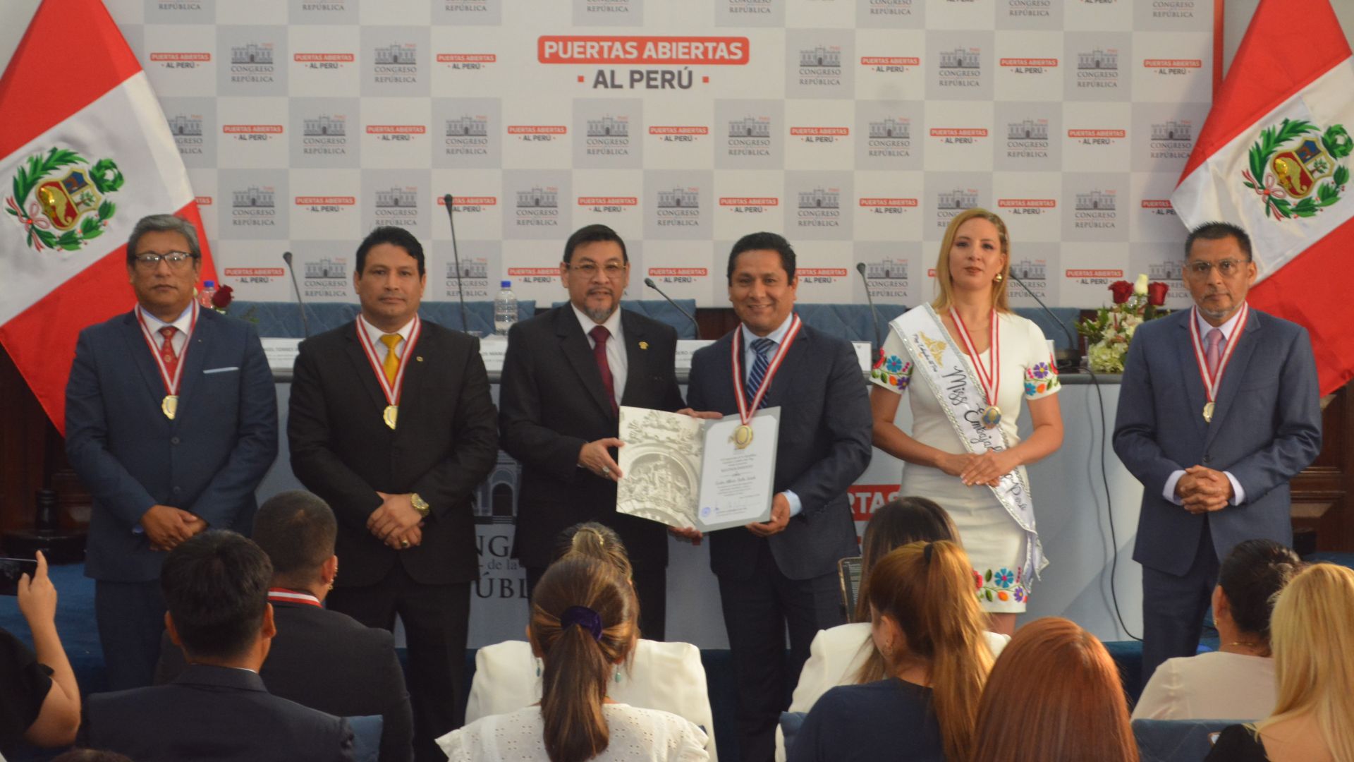 Reconocieron al Abogado. Carlos Yalta Sotelo como Ciudadano de Valor en ceremonia realizada en el Congreso de la República