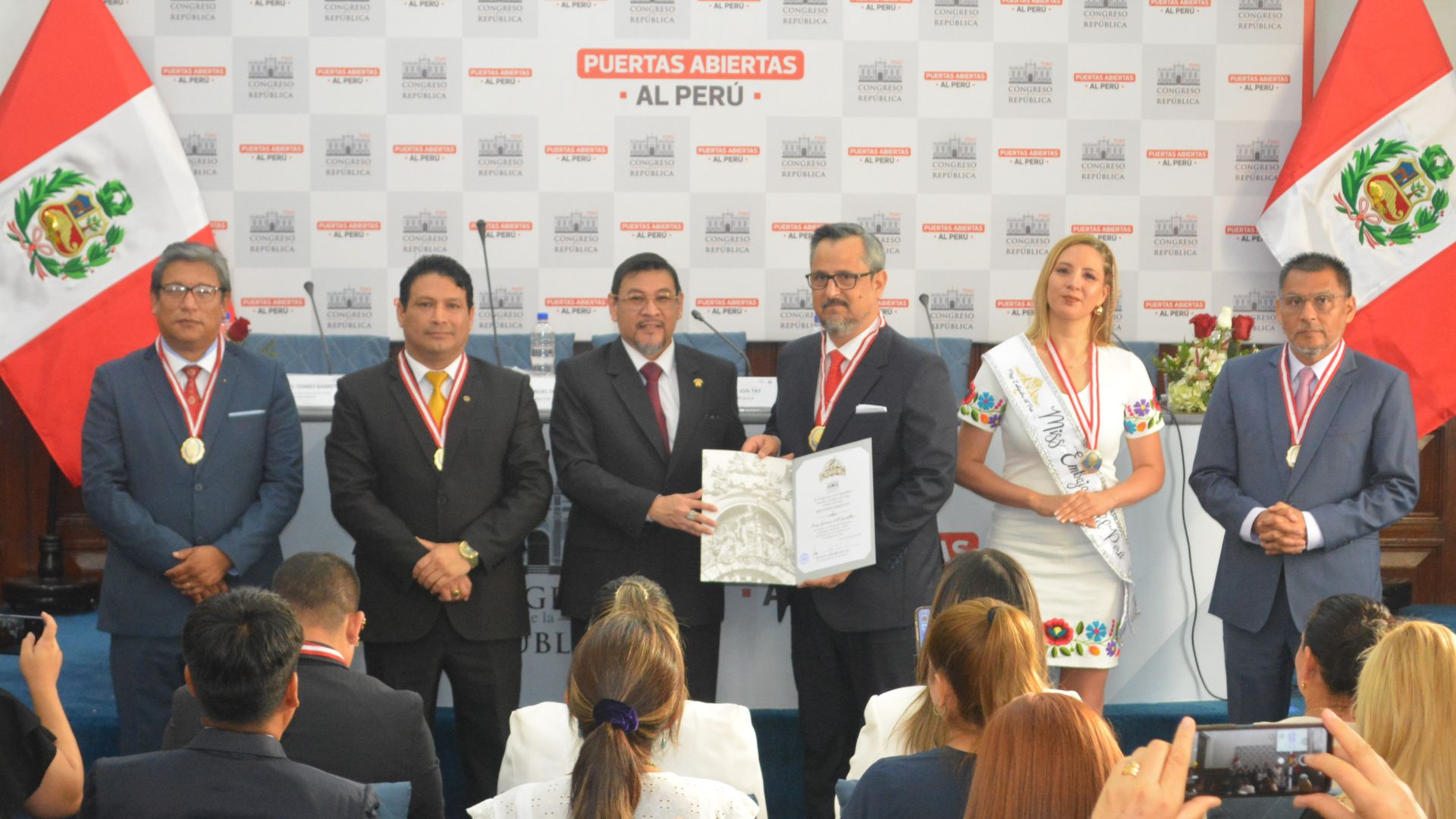 Percy Germán Coll Santillán fue reconocido como Ciudadano de Valor en solemne ceremonia en el Congreso de la República