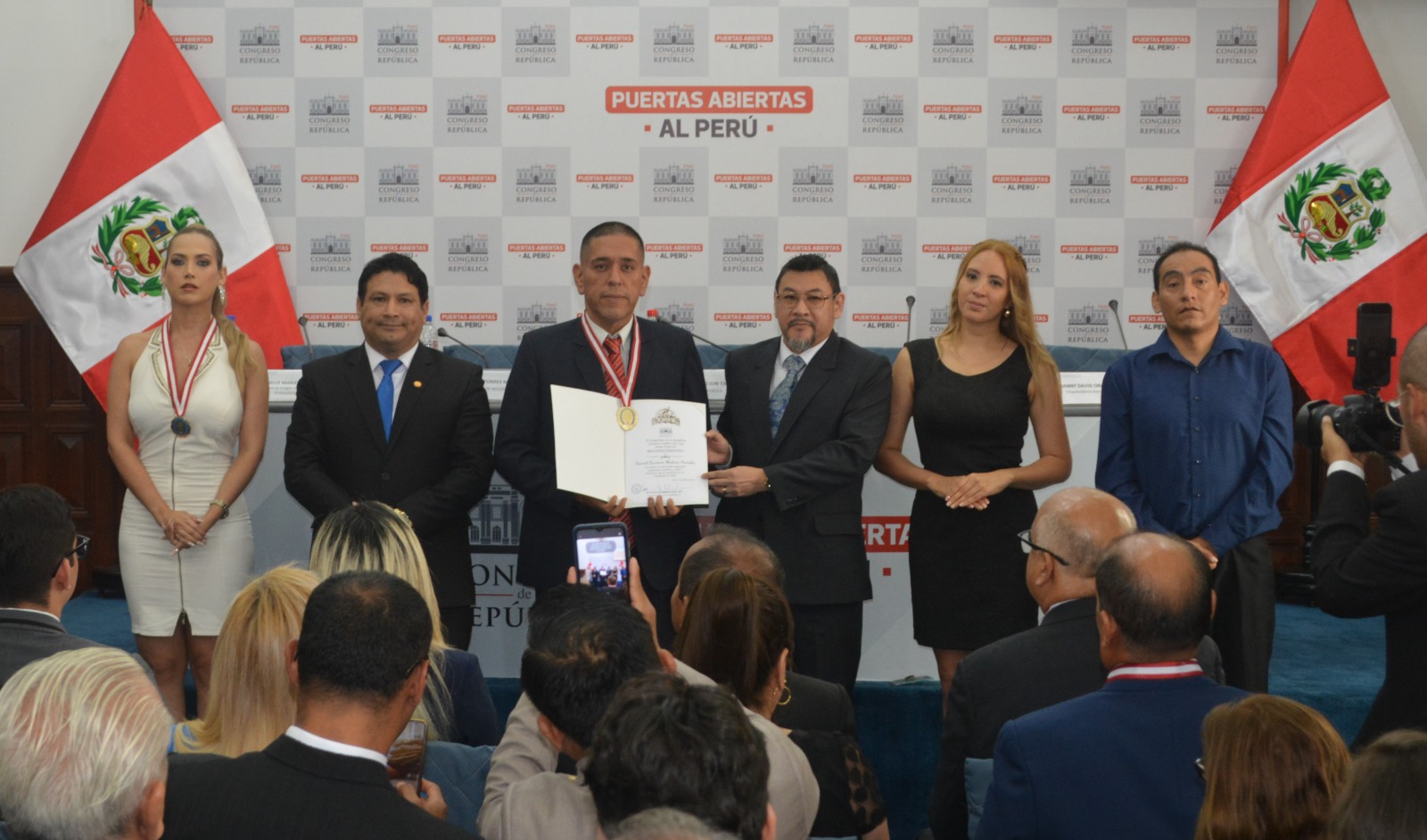 Daniel Luciano Medina Paredes es reconocido en el Congreso de la República por su destacada trayectoria en gestión pública y compromiso social