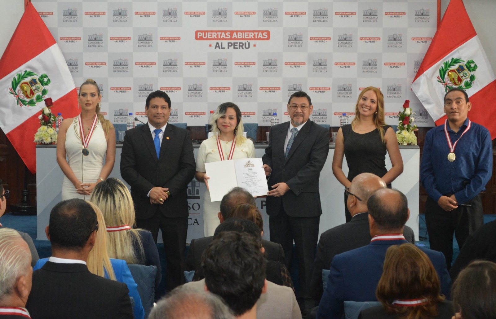 Mariel Karina Macedo Estrada es reconocida en el Congreso de la República por su destacada trayectoria en salud ocupacional.