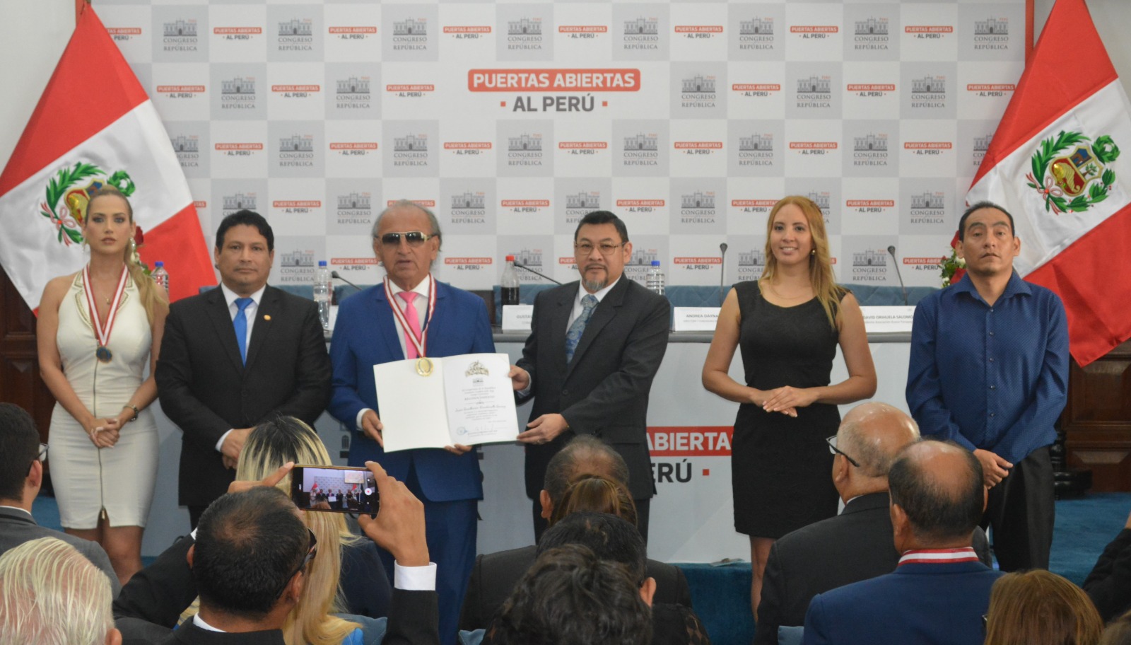 Juan Gualberto Rondinelli Garay es reconocido en el Congreso de la República por su destacada trayectoria profesional y compromiso social