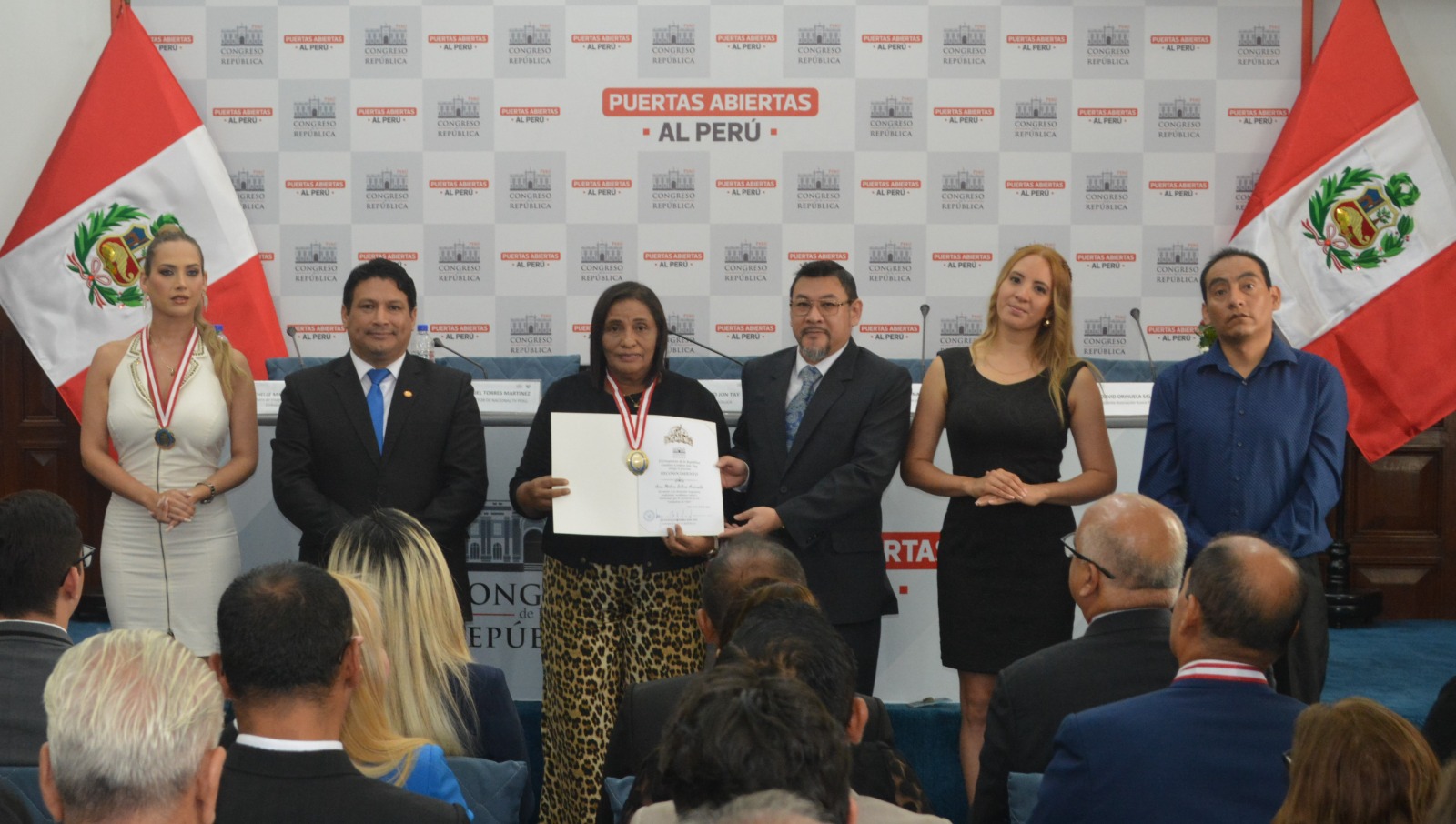 Ana Melva Silva Arévalo es reconocida en el Congreso de la República por su destacada labor con el desarrollo espiritual, social y empresarial