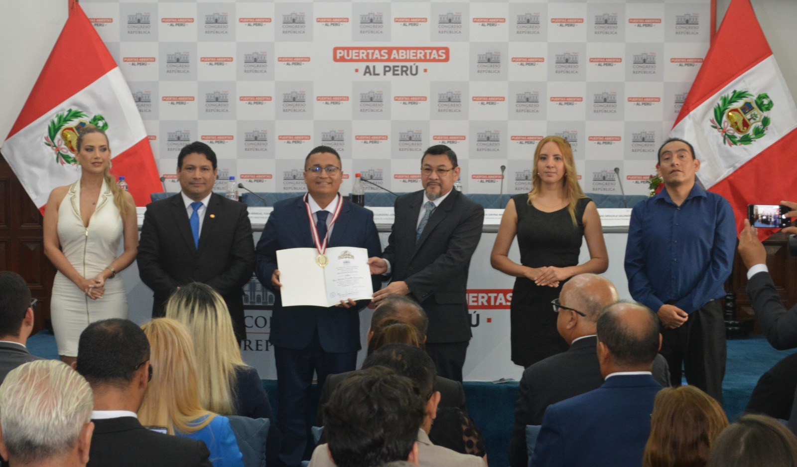 Max Moisés Trujillo Saavedra es reconocido en el Congreso de la República por su trayectoria en la gestión pública y el periodismo