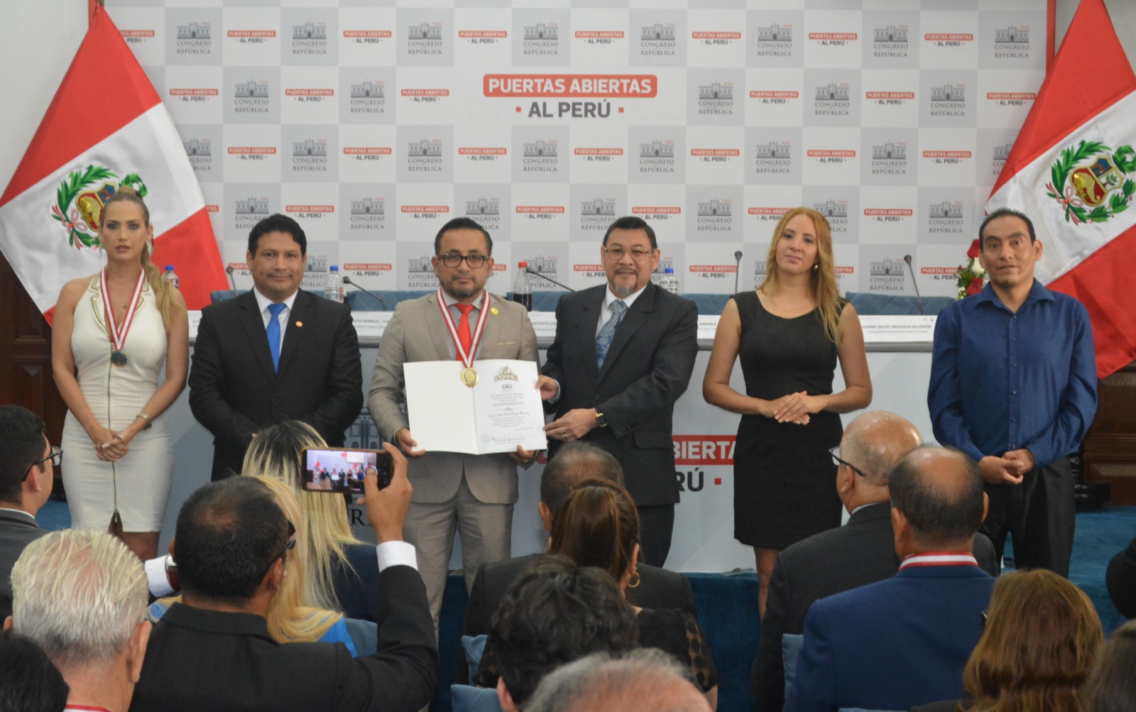 Juan Jim Paul Doza Núñez es reconocido en el Congreso de la República por su compromiso con el desarrollo del Callao