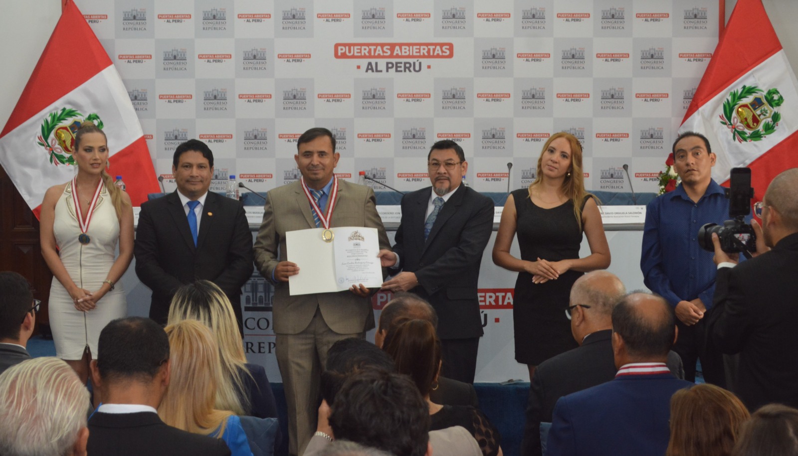 Juan Carlos Rodríguez Cornejo es reconocido en el Congreso de la República por su destacada trayectoria al servicio del país y su visión estratégica en transporte marítimo y desarrollo portuario.