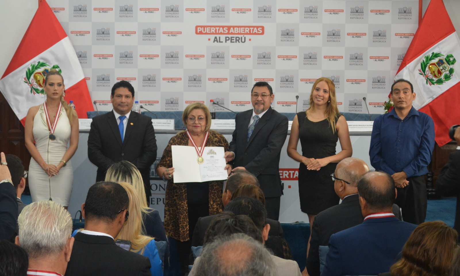 Gladys Mejía de Pedreschi es reconocida en el Congreso de la República por su labor incansable a favor de la educación y la familia peruana