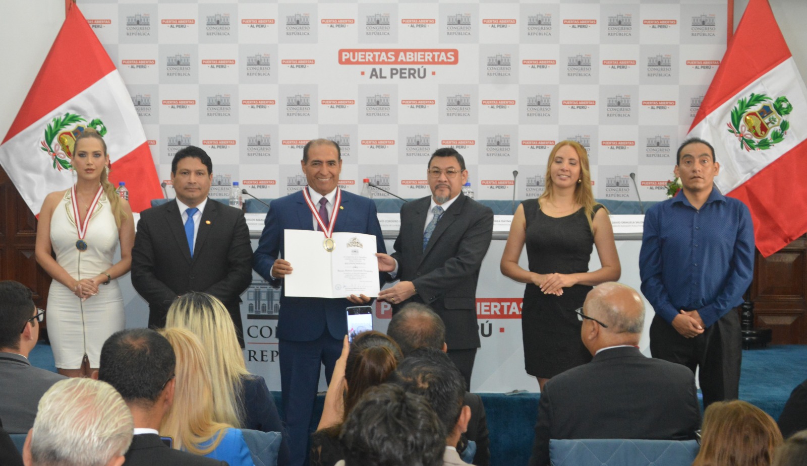 Hernán Antonio Castañeda Fernández es reconocido en el Congreso de la República por su trayectoria y compromiso con la justicia