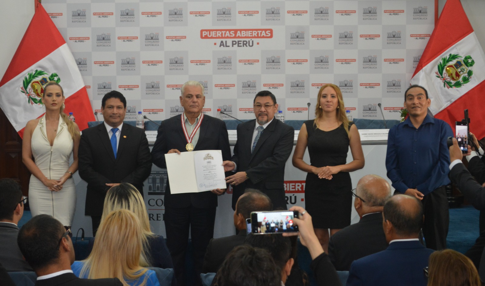 Humberto Pérez Fry es reconocido en el Congreso de la República por su trayectoria y compromiso con la sociedad