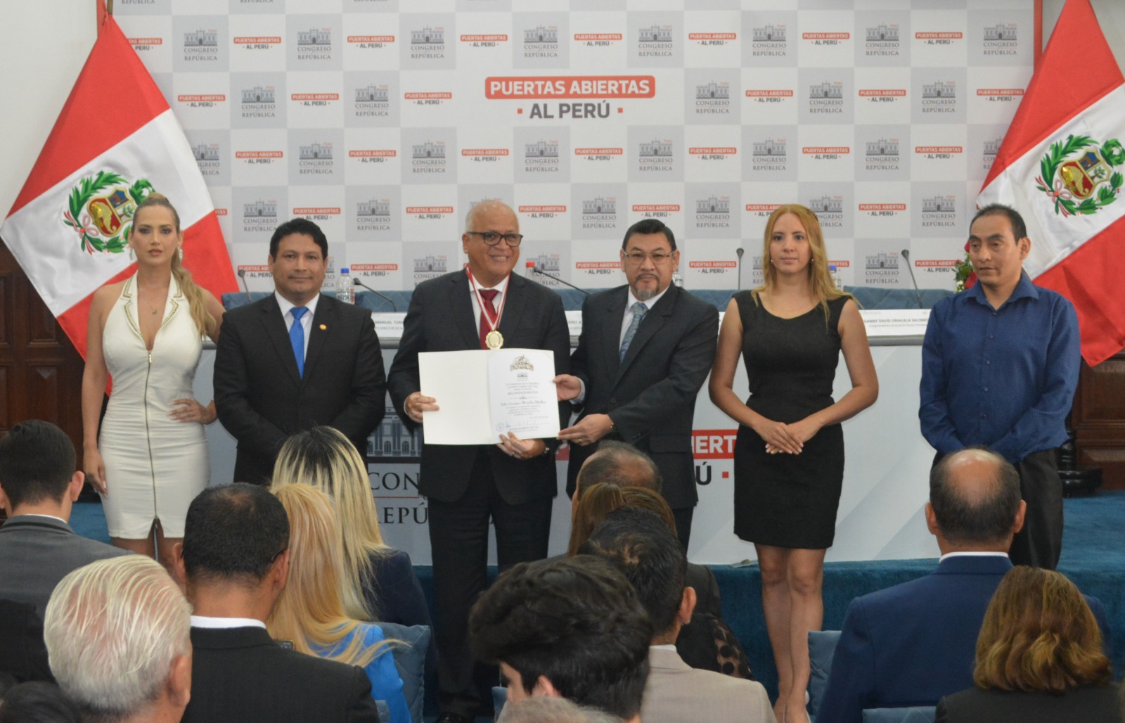 Félix Enrique Morales Ubillús es reconocido en el Congreso de la República por su destacada trayectoria en la gestión municipal