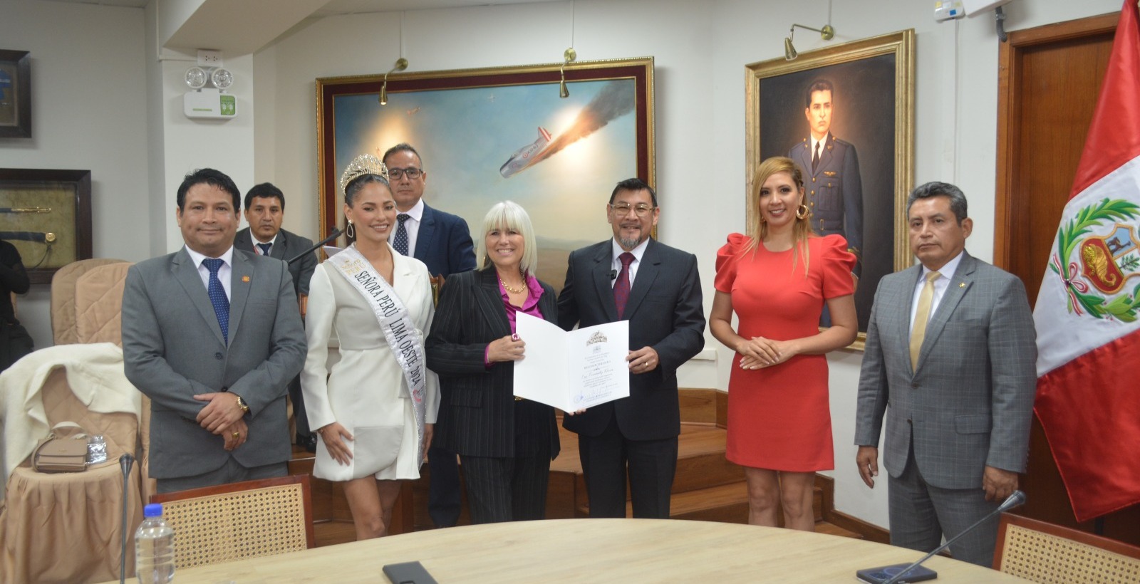 Luz Fernández Rocca es reconocida en el Congreso de la República por su destacada labor en el desarrollo personal y bienestar emocional