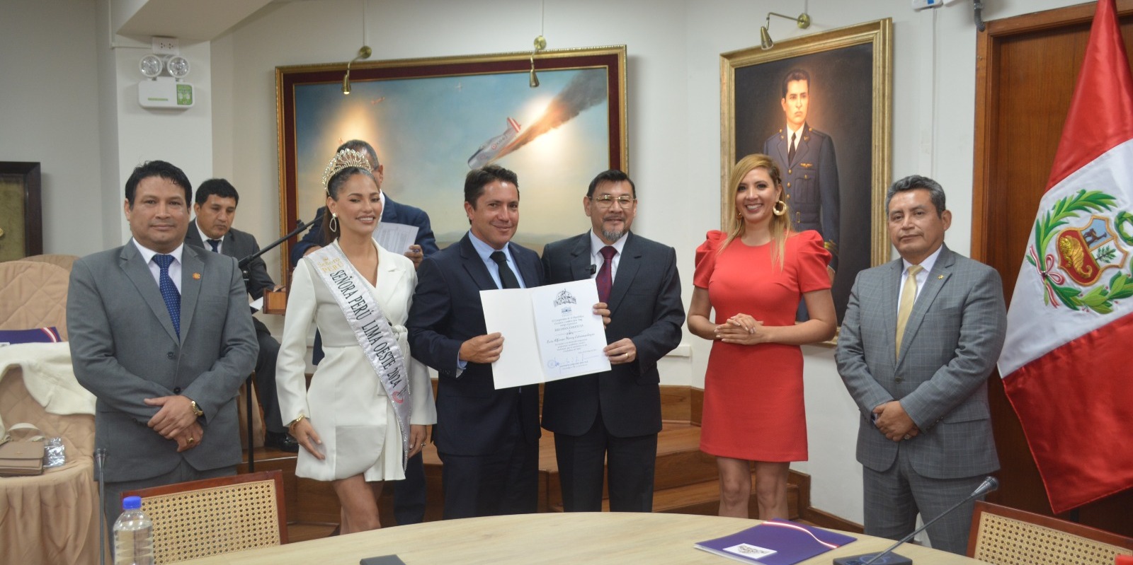 Luis Alfonso Morey Estremadoyro es reconocido en el Congreso de la República por su destacada trayectoria profesional y su aporte al desarrollo de los medios de comunicación en el Perú