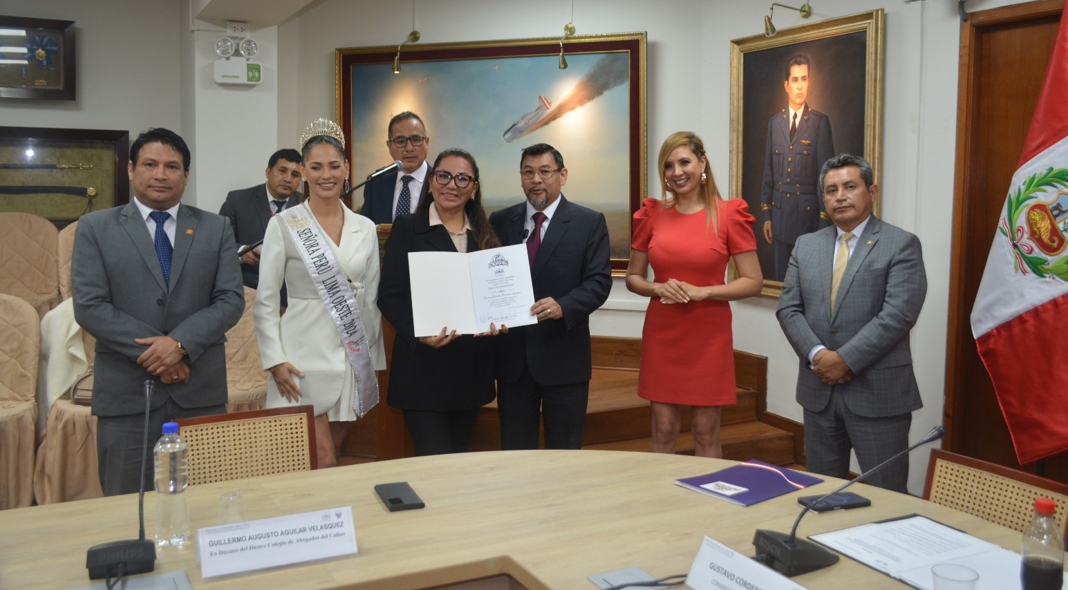 Yenny Stenda Herrera Quispe es reconocida en el Congreso de la República por su destacada trayectoria empresarial en el rubro de la perfumería y cosmética