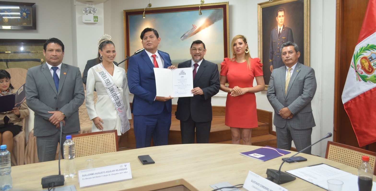 Abraham Salomón Zamudio Mendoza es reconocido en el Congreso de la República por su liderazgo innovador, compromiso con el desarrollo tecnológico del país y su visión de una ingeniería al servicio de la sociedad