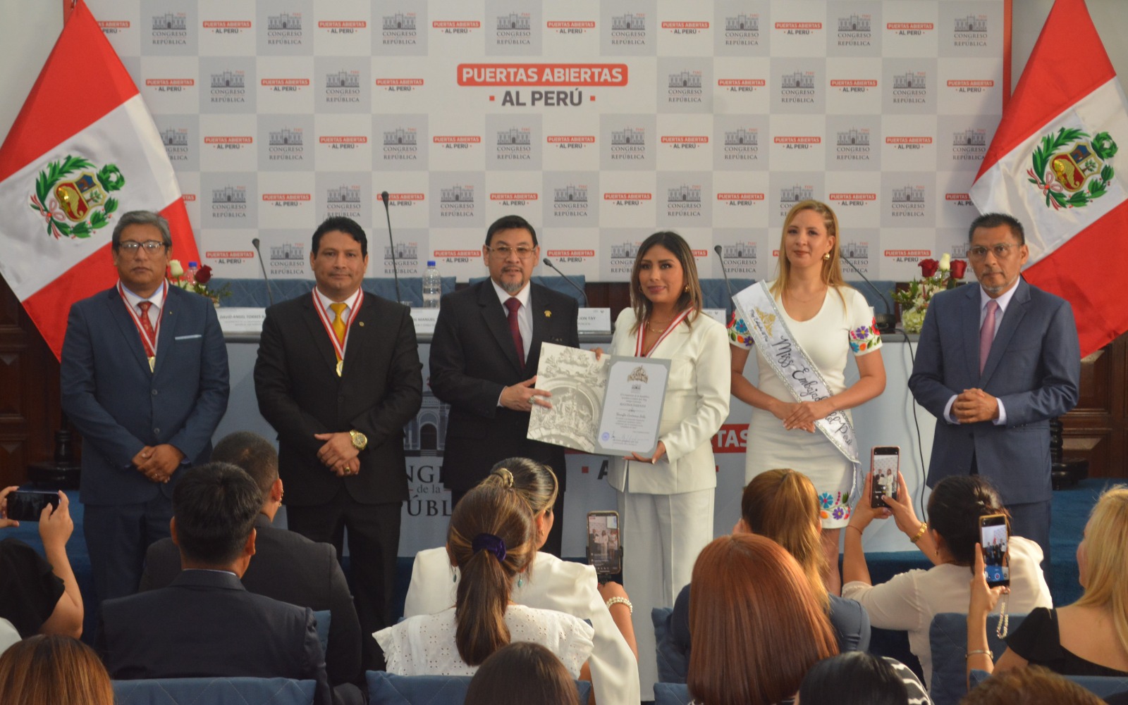 Yennifer Contreras Solís es reconocida en el Congreso de la República por su liderazgo y aporte al empoderamiento femenino